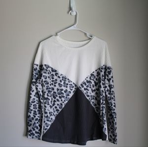 White and gray leopard print long sleeve shirt, XL